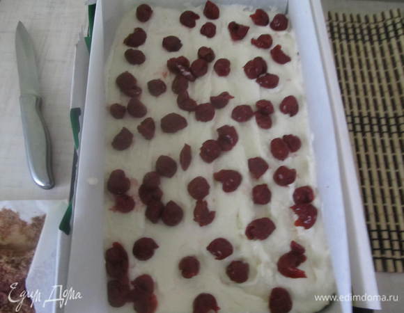 На суфле положить вишни