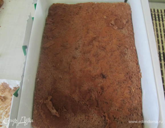 Накрыть темным бисквитом и в холодильник на 2 часика, желательно на вверх положить груз, чтобы тортик был ровненький. Я для этого использую разделочную доску.