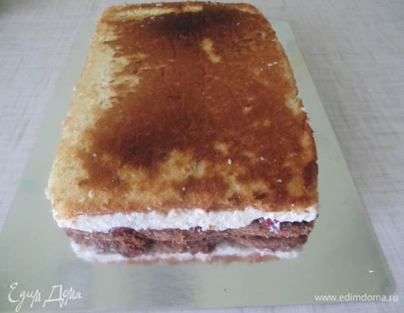 После остывания торт высунуть из формы, снять пергаментную бумагу