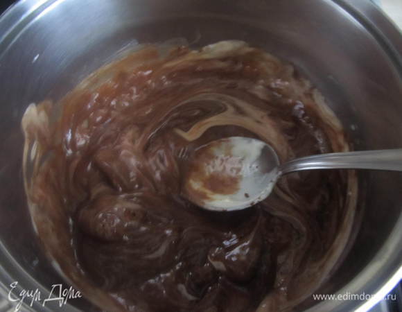 Приготовить ганаш. Сливки довести до кипения, добавить поломаный шоколад, масло. Держать на огне пока масса не станет однородной. После остывания ганаша, покрыть им тортик и снова на холод. 