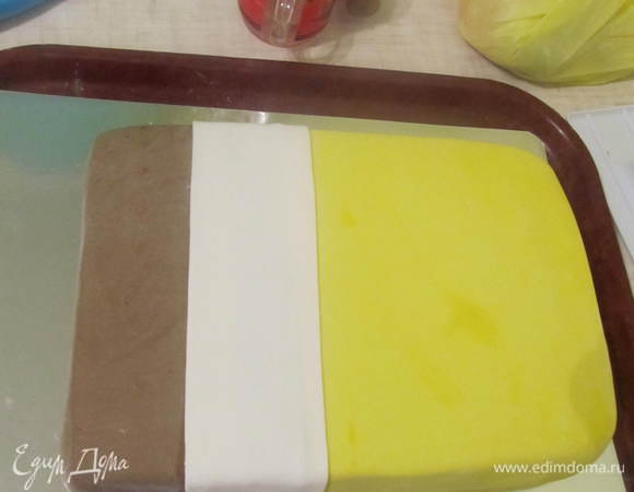 Вырезаем из белой мастики небольшую полоску и покрываем место стыка. Чтобы знать какого размера надо эту полоску, желательно иметь перед собой фото этого горе-героя (я специально журнал покупала)