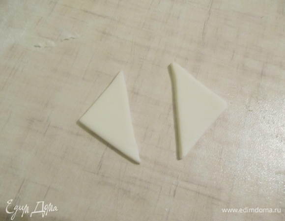 Для воротника рубашки вырезать 2 одинаковые триугольники (у меня есть форма квадратика, вырезала с ее помощью, потом полученый квадрат разделила на 2 части). 