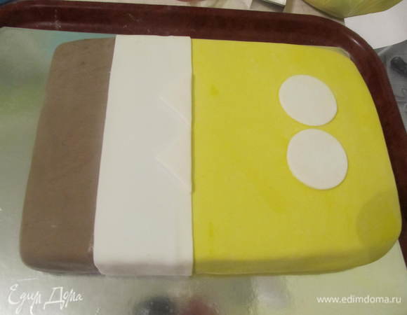 Также с белой мастики вырезать 2 больших круга для будущих глаз. Все детали приклеить спомощью воды.