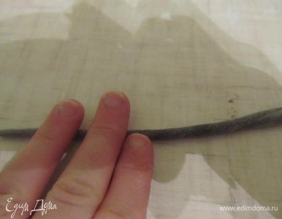 Черную мастику раскатать ввиде тонкой колбаски