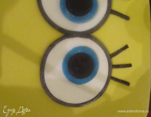 Глаза обвести жгутиком из черной мастики. В середину каждого глаза вырезать из голубой мастики кружок поменьше, его также подчеркнуть жгутиком, сделать зрачки, реснички.