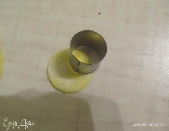 Для щечек: вырезать из желтой мастики 2 кружочка и меньшим кружочком отрезать немного