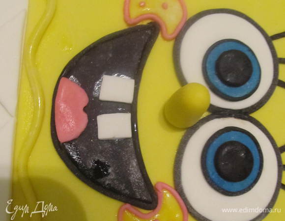 Щечки положить возле ротика, обвести розовым жгутиком, поставить пару точечек. Здесь я уже мастику ложила в шприц, нагревала в микроволновке 10-15 сек. и прямо из шприца обводила. Также надо вырезать язычок и зубки.