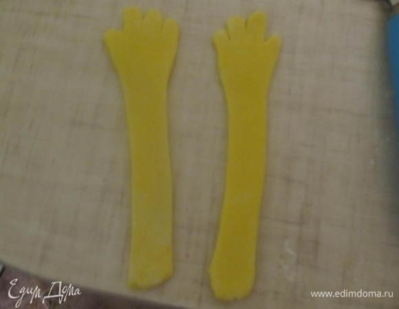 Из желтой мастики вырезать ручки (вырезала маленькими маникюрными ножничками, специально купила для мастики)