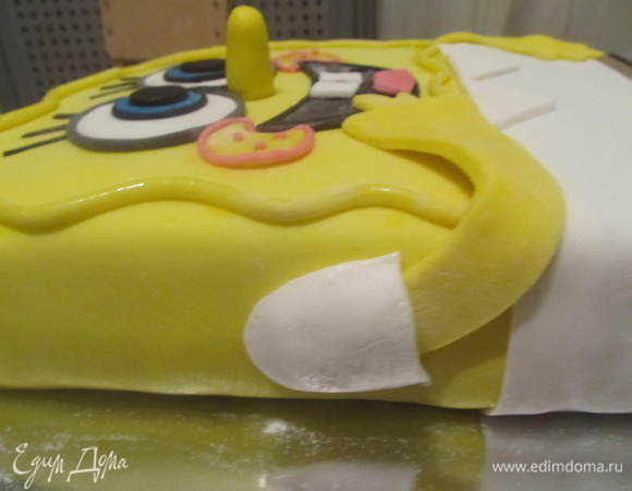 Прикрепляем ручки к бокам , накрываем белыми рукавчиками, они треугольной формы, только верх заокругленый