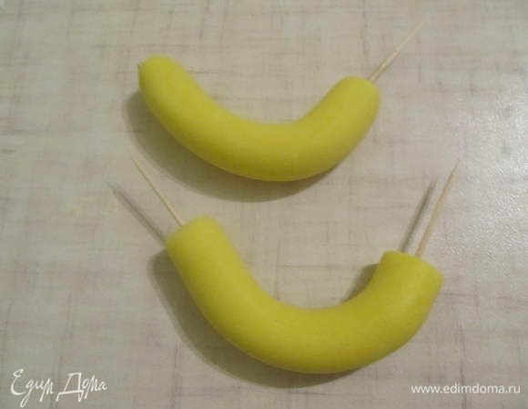 Скатыаем желтую толстенькую колбаску - это у нас ножки, их желательно делать заранее, чтобы подсохли. В обе стороны вставить зубочистки.
