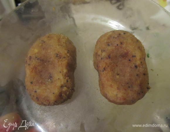 Туфельки можно слепить из мастики, а можно чтобы вкуснее были сделать из кондитерской картошки. Для этого остатки, обрезки бисквита измельчить блендером, добавить масляный крем (100 гр масла комнатной температуры збить и добавить 50 гр згущенки)и вылепить туфельки. Положить в холод они станут там твердые.