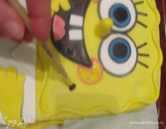 Покрыть торт водкой с медом для блеска (мед брать желательно светлый, а то белая мастика потемнеет)