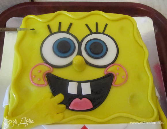 Когда торт подсохнет, вмятины надо какбы припудрить сухой зеленой краской