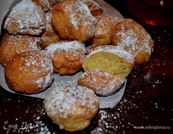 Творог протереть через сито, размешать с растоп.слив.маслом, мукой, яйцами,сахаром,солью ,с цедрой лимонной, лимон.соком, ванилином. Из полученной массы слепитькруглые лепешки и обжарить во фритюре, посыпать сах.пудрой.
