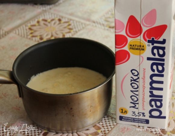 Залейте желатин молоком и оставьте на 10 минут. 