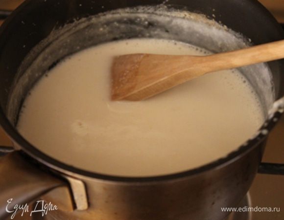 Молоко с желатином поставьте на огонь, и нагревайте, не давая закипеть. Нужно постоянно помешивать, чтобы желатин полностью растворился в молоке. Снимите с огня, дайте остынуть. 