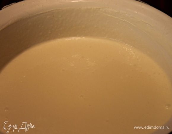 Тем временем, пока молоко остывает, взбейте сметану с сахаром и лимонным соком. Чем больше взбиваете, тем более воздушным получится суфле. 