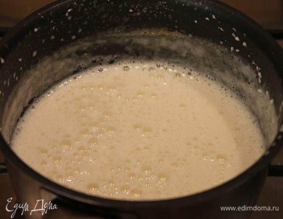 Еще я взбивала горячее молоко миксером для взбивания молока(капучинатором). 