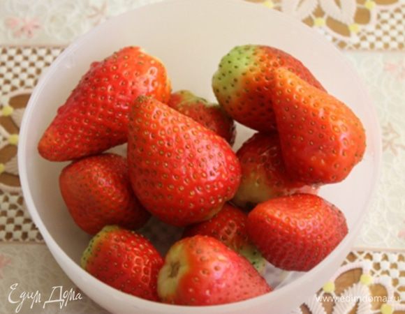 Быстренько приготовим клубничный слой.
Снова зальем желатин, но теперь уже водой, оставим на 10 минут. 
Тем временем подготовленную клубнику взбиваем в блендере до состояния пюре. Протираем пюре через сито. Добавляем сахар по вкусу. Если ягоды замороженные, то сахара надо будет побольше положить. Мне было вкусно с 15 ч.л. сахара.