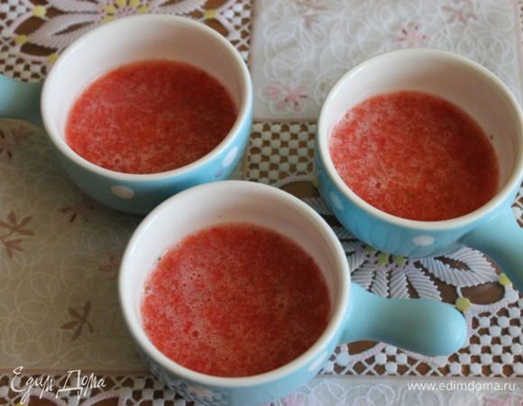 Теперь воду с желатином нагреваем, все время помешивая, до полного растворения желатина, не доводя до кипения. Оставляем немного остынуть. Теперь берем наше клубничное пюре, добавляем туда желатин с водой, перемешиваем и заливаем формочки. Убираем в морозилку на 10 минут. 