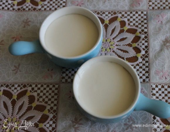 Теперь достаем клубничное пюре из морозилки, заливаем белой молочной смесью, и снова в морозилку на 10 минут. 