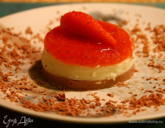 Потом переворачиваем на тарелку, украшаем ягодами клубники и тертым шоколадом и угощаем=))) 

P.S. чтобы легко перевернуть суфле на тарелку, нужно дно формочки на несколько секунд опустить в горячую воду. А еще проще использовать большую разъемную форму, но тогда слои нужно выкладывать наоборот, начиная с шоколадного слоя. 