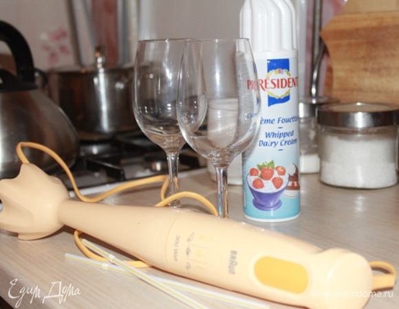 Вылить в посуду для блендера, взбить до образования пены. Разлить по бокалам, по желанию украсить взбитыми сливками и ломтиками банана.