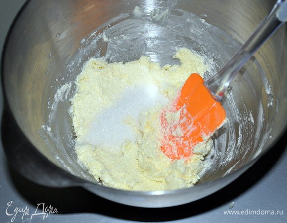 Мягкое теплое масло растереть с сахаром.