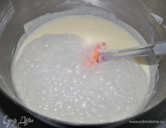 Соду погасить уксусом и ввести в тесто.