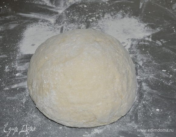 Постепенно вводим муку. Кол-во муки зависит от консистенции сметаны. Тесто должно быть твердым.(У меня сметана 20% и муки ушло приблизительно 1,1 - 1,2кг)
