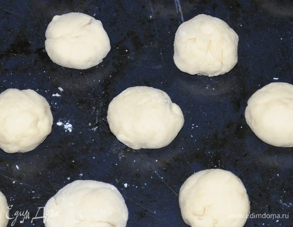 Скатать шарики диаметром 2-2,5 см. Выкать в разогретой духовке 20 мин.
