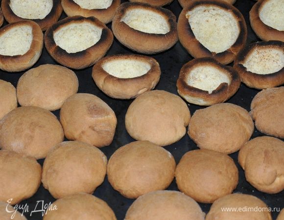 Из готовых полу шаров вынуть середину.