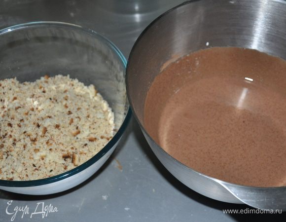 Для начинки смешать сахар с какао. Добавить сметану и хорошо взбить. Соединить эту массу с тестом вынутым из серединок наших шариков.