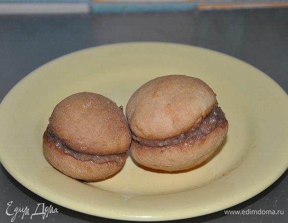 Наполнить половинки начинкой и соединить.