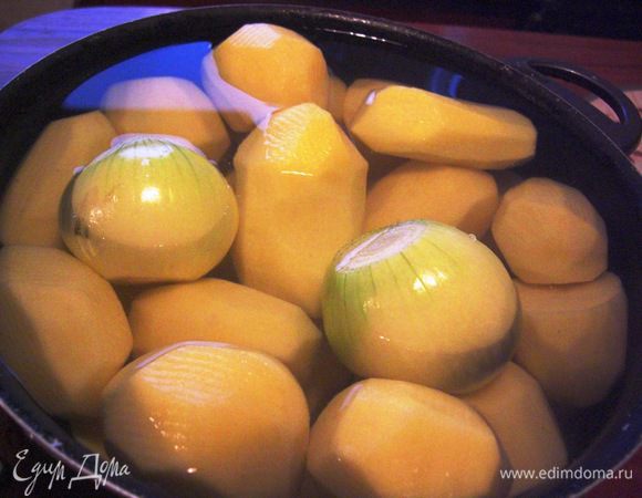 Oчистите cырой картофель и 2 головки лука.