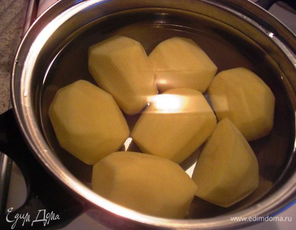 Несколько картофелин (около 300 г) поставьте варить. Потом их надо будет добавить в сырую картофельную массу.