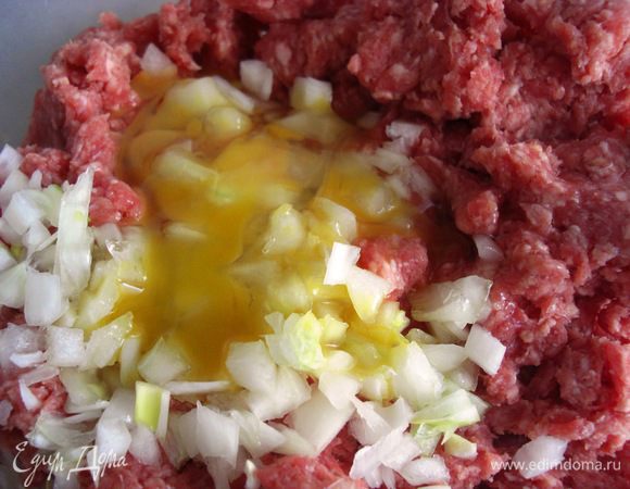 Пропустив мясо через мясорубку, добавьте яйцо, половинку мелко нарезанного лука, соль, перец и все хорошо перемешайте.