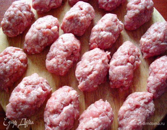 Этот пункт можно пропустить, но я привыкла начинку подготавливать именно так, как показано на фотографии: делю фарш на овальные шарики (около 50 г). Потом цеппелины формируются намного быстрее.