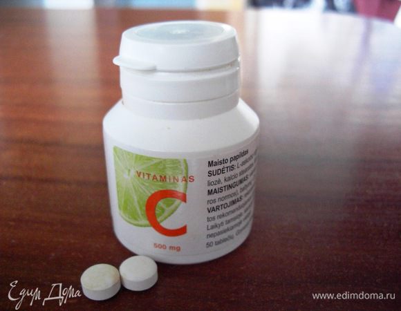 Перед дальнейшей работой с картофелем расскажу несколько правил. Так как тертый картофель имеет очень плохое свойство — быстро чернеть, старайтесь работать быстро. В тертую картофельную массу можно добавить витамин C, но только тогда, когда из картофельной массы выжат сок.