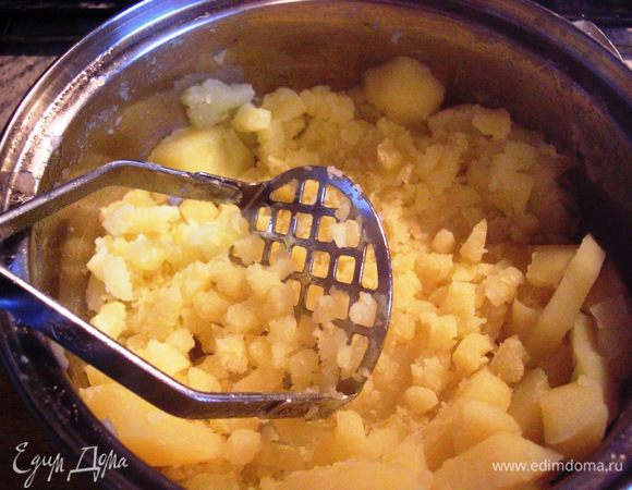 Разомните отварной картофель.