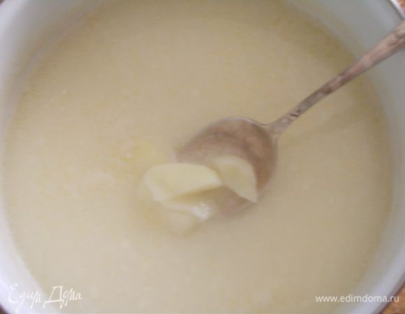 Добавить нарезанный картофель, после закипания всыпать соль и лимонный перец.