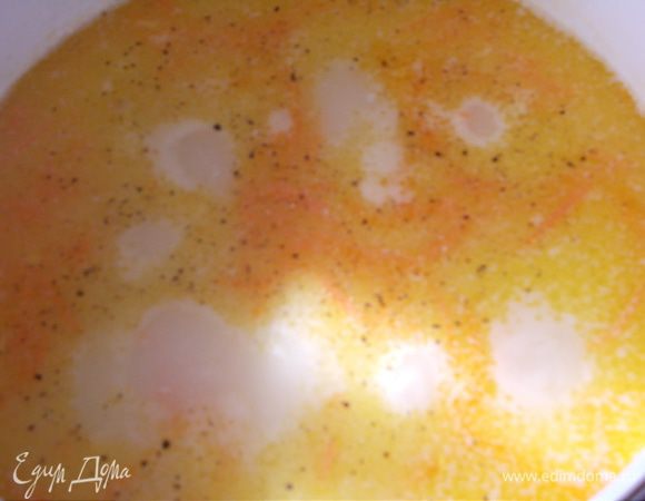 Когда картофель будет готов, добавить лук и морковь.