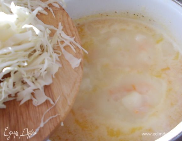 Капусту нашинковать и добавить в суп после того, как лук и морковь покипят 2 минуты.