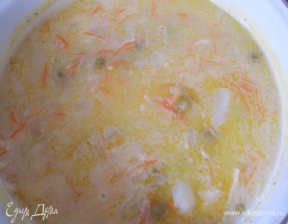 Добавить зеленый горошек вместе с маринадом, варить 2–3 минуты.