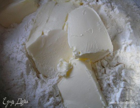 Муку просеять, смешать с сахарной пудрой и солью, добавить размягченное сливочное масло, перемешать,