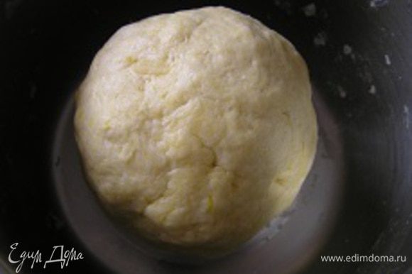 затем добавить 4 желтка, сок и цедру лимона, замесить тесто, скатать в шар, завернуть в пищевую пленку, убрать в холод на 30-60 минут.