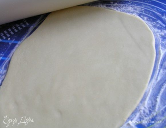 Тесто достать, оставить при комнатной темперитуре на 20 минут. затем раскатать примерно в 3 мм толщиной,