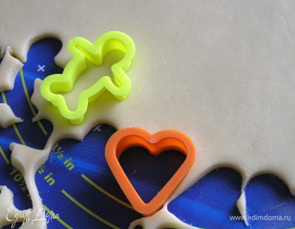 вырезать любые фигурки (обязательно с детьми!). Выложить на противень, застеленный бумагой для выпечки, смазать взбитым желтком с 1 ст.л. воды.