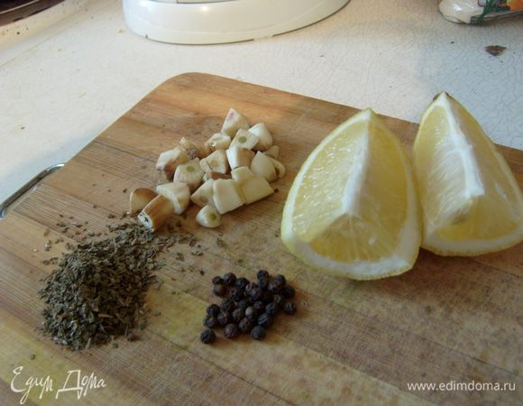 Сперва готовим бульон. Креветки тщательно промыть под проточной водой. Чеснок порубить. Лимон разрезать на дольки.