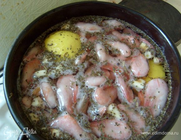 Налить в кастрюлю воду (у меня 2,5 литра), всыпать креветки, базилик, перец, чеснок, выдавить сок из долек лимона и также бросить дольки в воду. Варить до закипания и 10 минут после закипания.